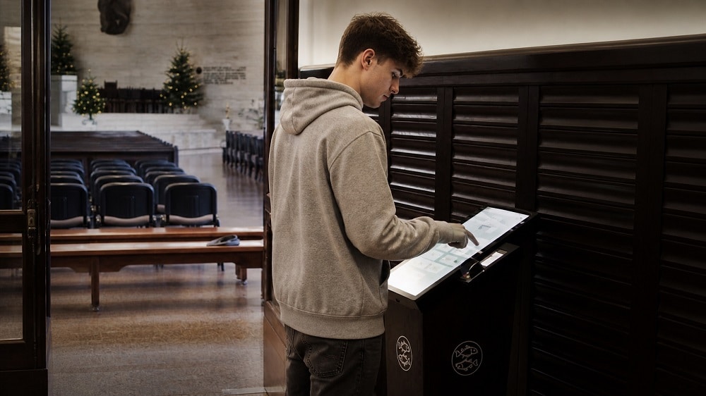 młodzież korzystająca z ofiaromatu w kościele